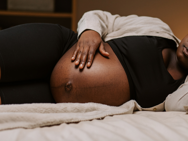 sove-pa-ryggen-gravid