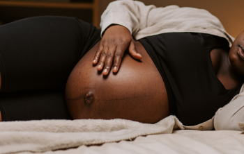 sove-pa-ryggen-gravid
